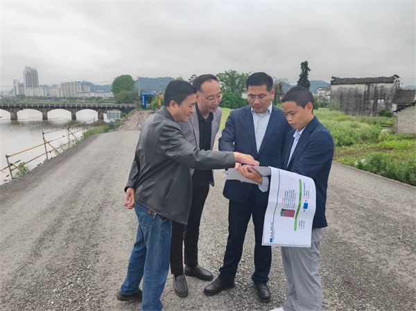 4月22日，王縣帶隊調(diào)研豐樂河右岸濱江路要素保障事宜1。.jpg