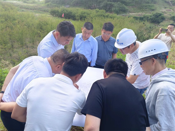 5月15日，張總會程縣長、國土、水利、桂林鎮(zhèn)、徽城鎮(zhèn)主要領(lǐng)導(dǎo)現(xiàn)場查看防洪項目征地重影事宜.jpg