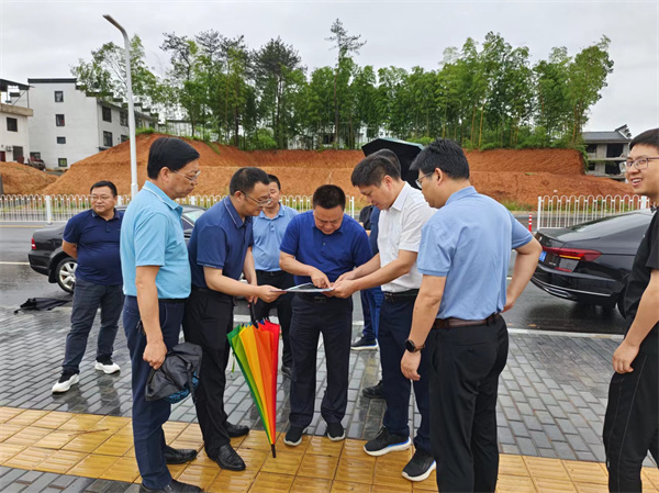 5月30日，洪董，余總陪同詹凱縣長(zhǎng)一行調(diào)研富豐新城路網(wǎng)工程項(xiàng)目.jpg