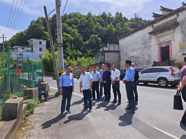 5月16日，洪董陪同汪凱書記一行調(diào)研水源地保護(hù)區(qū)。.jpg