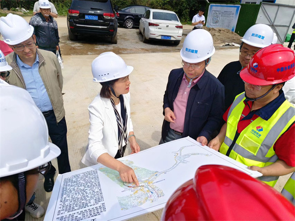 5月9日，江卓琪付市長調研新安江防洪治理工程，張總陪同。.jpg