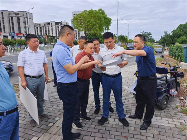 6月17日，集團(tuán)領(lǐng)導(dǎo)陪同王奇勇縣長一行調(diào)研富豐新城項(xiàng)目.jpg