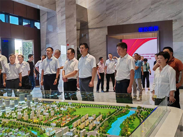 7月18日上午，歙縣人工智能創(chuàng)客中心正式投入使用并舉行揭牌儀式，縣委常委、常務(wù)副縣長詹凱主持儀式，縣委副書記、縣長王奇勇和徽投集團黨委書記、董事長洪筱明共同為歙縣人工智能創(chuàng)客中心揭牌。縣委常委、縣經(jīng)開區(qū)管委會主任王坤，副縣長程衍生，縣政協(xié)副主席、財政局局長曹胡翠，縣直有關(guān)部門、縣各金融機構(gòu)主要負責同志，共同見證揭牌儀式，并觀摩富豐新城片區(qū)投資規(guī)劃沙盤、集團企業(yè)館2。.jpg