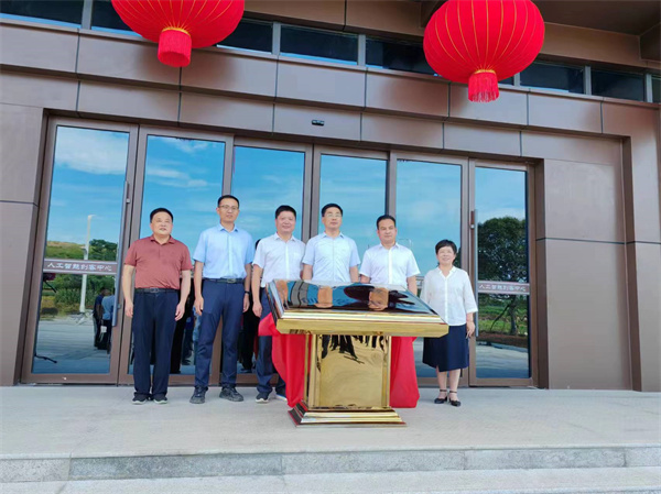 7月18日上午，歙縣人工智能創(chuàng)客中心正式投入使用并舉行揭牌儀式，縣委常委、常務(wù)副縣長詹凱主持儀式，縣委副書記、縣長王奇勇和徽投集團黨委書記、董事長洪筱明共同為歙縣人工智能創(chuàng)客中心揭牌。縣委常委、縣經(jīng)開區(qū)管委會主任王坤，副縣長程衍生，縣政協(xié)副主席、財政局局長曹胡翠，縣直有關(guān)部門、縣各金融機構(gòu)主要負責同志，共同見證揭牌儀式，并觀摩富豐新城片區(qū)投資規(guī)劃沙盤、集團企業(yè)館1。.jpg