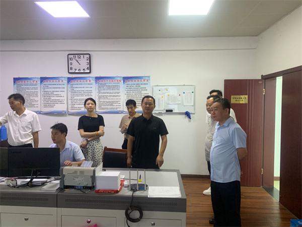9月14日，副縣長徐涌駟赴公交公司開展中秋、國慶節(jié)前安全生產(chǎn)檢查指導(dǎo)，集團(tuán)葉總、交運(yùn)局馮局、運(yùn)管服務(wù)中心胡主任陪同1。.jpg