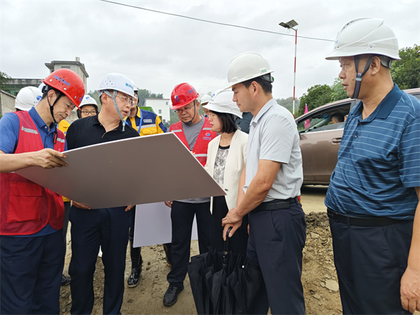 9月19日，江市長調(diào)研歙縣段防洪治理項(xiàng)目。.jpg