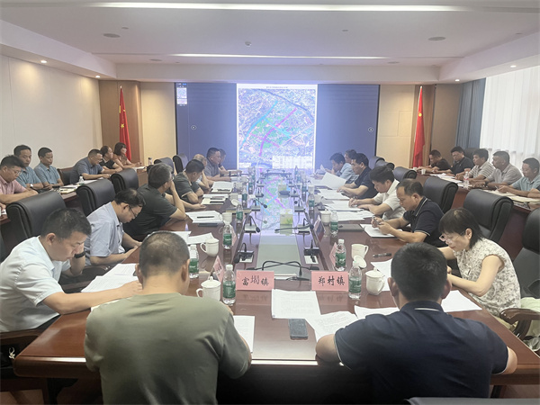 9月21日下午，王奇勇縣長在集團黨委會議室召開富豐新城片區(qū)開發(fā)工作推進工作會，縣領導詹凱、張暉，縣發(fā)改委、縣財政局、縣資規(guī)局、縣住建局、縣林業(yè)局、徽投集團、富豐新城投資開發(fā)公司、市政公司、徽城鎮(zhèn)、鄭村鎮(zhèn)、富堨鎮(zhèn)主要負責同志；縣紀委監(jiān)委、縣委組織部負責同志參加會議1。.jpg