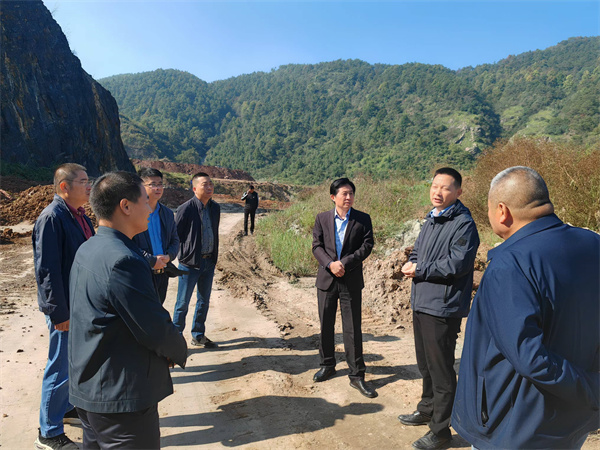 10月23日，張縣長帶隊督查大牛山環(huán)保整治項目。.jpg