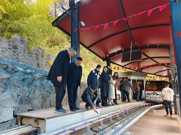 12月9日，縣人大鄭向陽主任，洪董率隊(duì)赴象山考察軌道爬山車項(xiàng)目.jpg