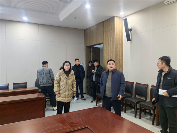 12月24日，洪董會同人大鄭主任檢查行知研學(xué)基地會務(wù)場地布置工作。.jpg