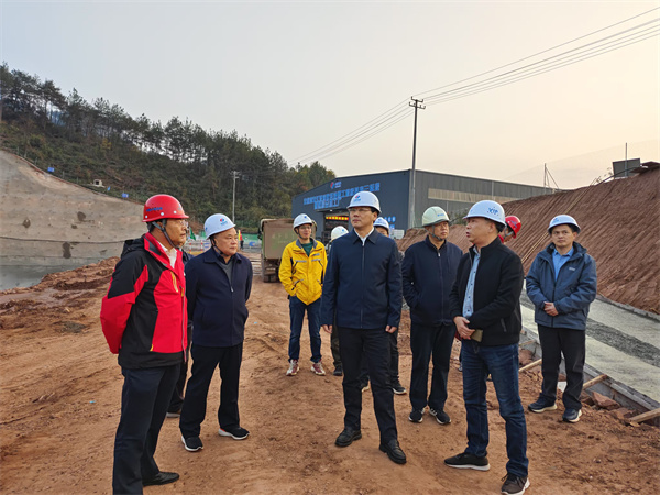 12月4日，洪董陪同王奇勇縣長一行調(diào)研防洪工程項(xiàng)目.jpg