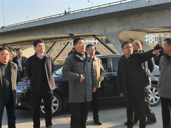 1月19日下午，縣政府縣長實地調(diào)研新安江流域防洪治理工程項目進(jìn)展情況，副縣長程偉，縣政府辦、縣水利局、縣應(yīng)急局、縣住建局、縣城管局、徽投集團(tuán)、徽城鎮(zhèn)、桂林鎮(zhèn)有關(guān)負(fù)責(zé)同志隨同參加。.jpg