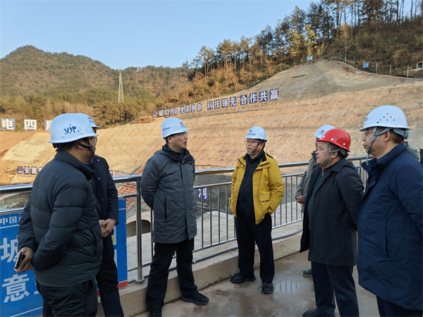 1月19日下午，縣政府縣長實地調(diào)研新安江流域防洪治理工程項目進(jìn)展情況，副縣長程偉，縣政府辦、縣水利局、縣應(yīng)急局、縣住建局、縣城管局、徽投集團(tuán)、徽城鎮(zhèn)、桂林鎮(zhèn)有關(guān)負(fù)責(zé)同志隨同參加1。.jpg