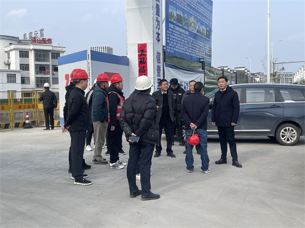 2月5日，縣長(zhǎng)王奇勇帶隊(duì)調(diào)研新徽商創(chuàng)業(yè)基地一期一標(biāo)段項(xiàng)目春節(jié)后復(fù)工復(fù)產(chǎn)工作，黃山徽投集團(tuán)總經(jīng)理潘楷金陪同調(diào)研。.jpg