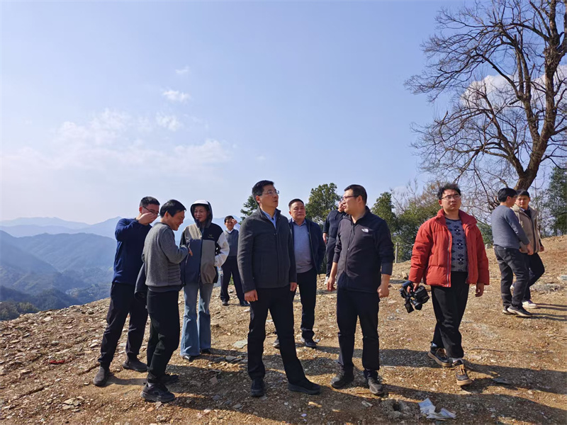 3月18日，縣長王奇勇帶隊調(diào)研石潭景區(qū)項目，黃山徽投集團黨委書記、董事長洪筱明陪同調(diào)研。.jpg