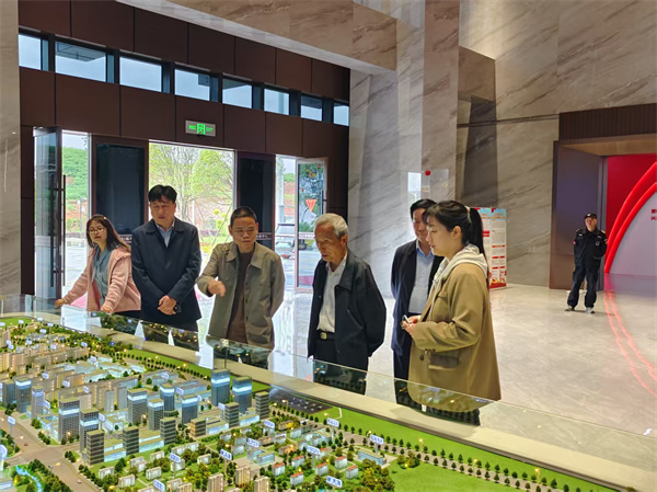 4月17日，潘總陪同市人大常委會原副主任鮑小如一行調(diào)研富豐新城項目.jpg