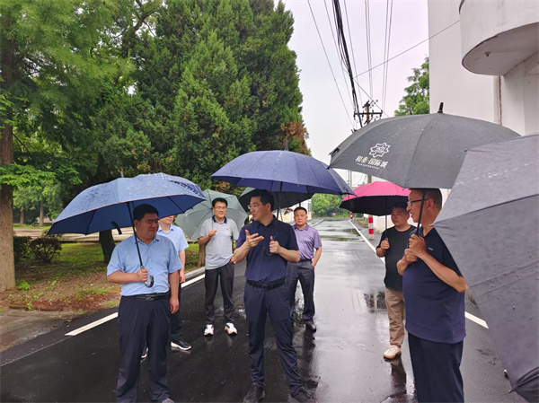 5月22日，洪董陪同王奇勇縣長一行到潭渡中學調(diào)研.jpg