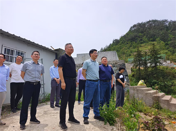 5月4日，洪董陪同王奇勇縣長(zhǎng)一行調(diào)研湖田山景區(qū)項(xiàng)目.jpg