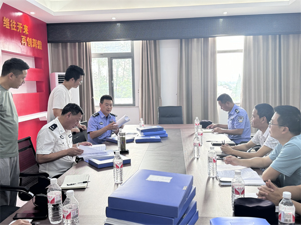 5月27日下午，副縣長(zhǎng)、縣公安局長(zhǎng)胡漢邦帶隊(duì)走訪(fǎng)徽智公司，開(kāi)展“愛(ài)企日”座談交流，了解徽智公司生產(chǎn)經(jīng)營(yíng)情況，現(xiàn)場(chǎng)查看安全生產(chǎn)管理臺(tái)賬，集團(tuán)潘總陪同座談1。.jpg