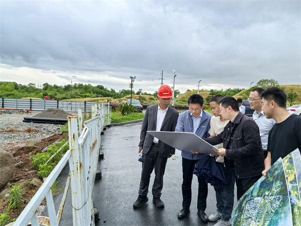 5月9日，常務(wù)副縣長(zhǎng)戴維調(diào)研富豐新城片區(qū)項(xiàng)目，潘總、余總陪同1.jpg