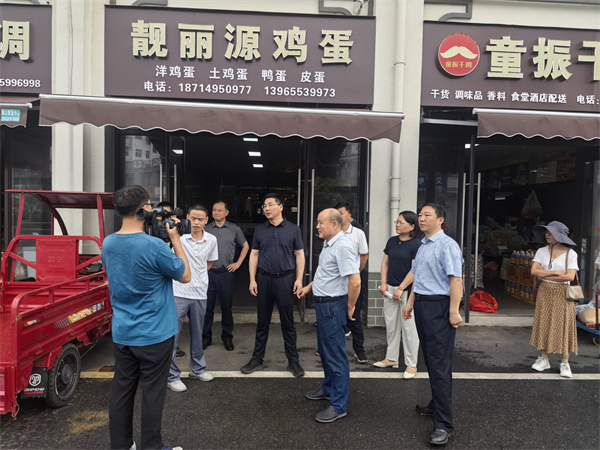 6月19日，王奇勇縣長帶隊文明辦，市監(jiān)局，城管局調(diào)研城西鄰里中心，潘總，汪總現(xiàn)場陪同1.jpg