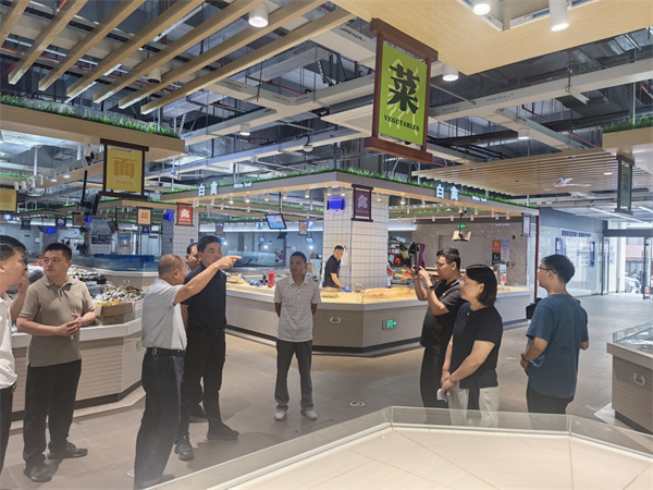 6月19日，王奇勇縣長帶隊文明辦，市監(jiān)局，城管局調(diào)研城西鄰里中心，潘總，汪總現(xiàn)場陪同.jpg
