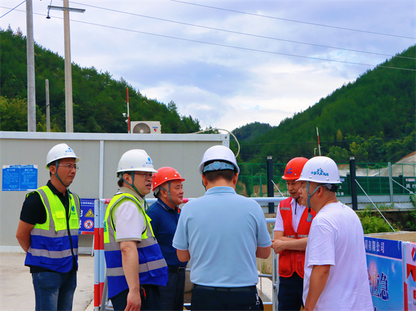 7月28日，洪董帶隊赴新安江防洪工程、新徽商創(chuàng)業(yè)基地開展“高溫送清涼”活動并進行安全生產專項檢查1。.jpg
