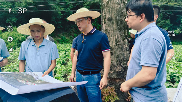 7月17日，王奇勇縣長赴新安江航道綜合整治提升工程沿線調(diào)研項目用地，集團潘總陪同調(diào)研.jpg