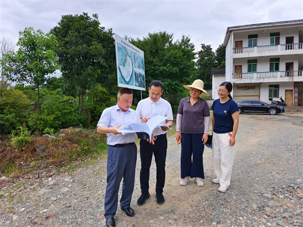 7月11日，洪董陪同縣委王坤副書記一行調(diào)研斯干苗圃.jpg