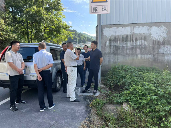 8月6日，程偉副縣長帶隊現(xiàn)場調(diào)研防洪項目鮑川安置區(qū)事宜。.jpg
