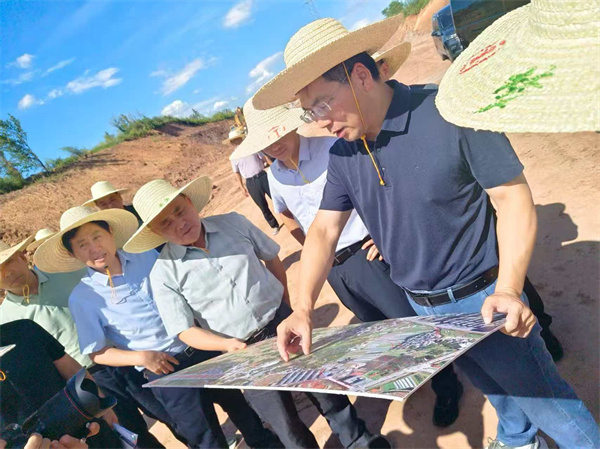8月14日，洪董、余總陪同王奇勇縣長帶隊調(diào)研富豐新城黎七路、賓虹大道、富資路、消防站、兩館等項目2。.jpg