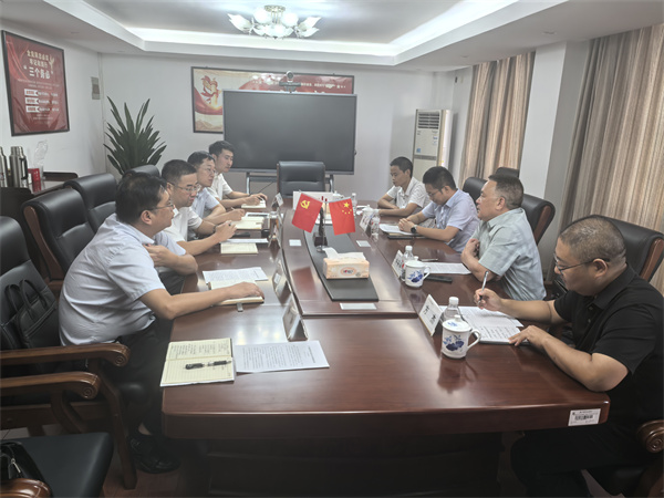 9月4日，常務(wù)副縣長戴維率隊拜訪中國農(nóng)業(yè)發(fā)展銀行黃山分行，與市行行長湯高峰等舉行工作會談，雙方就進(jìn)一步深化政銀企合作、推動重點(diǎn)項目融資等事宜進(jìn)行深入交流。黃山徽投集團(tuán)董事長洪筱明、總經(jīng)理潘楷金、總經(jīng)理助理方杰陪同參加。.jpg