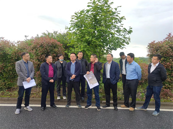 4月23日，洪董率隊陪同汪凱縣長調(diào)研糧庫項目.jpg