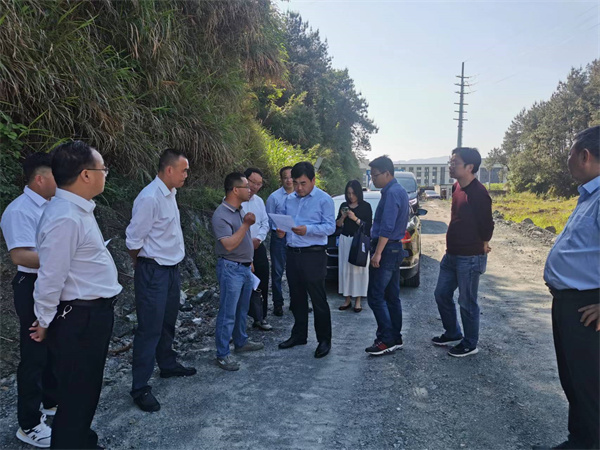 5月5日，縣委常委、常務副縣長吳志平調研熱電聯(lián)產(chǎn)地塊情況。.jpg