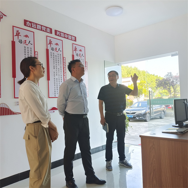 5月5日，縣委常委、組織部長方慶峰調(diào)研新安江公司，黃山徽投集團常務(wù)副總經(jīng)理方亮陪同。.jpg