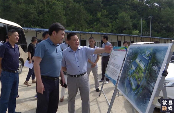 6月18日，縣委常委、常務(wù)副縣長(zhǎng)吳志平帶隊(duì)先后來到城區(qū)備用飲用水源保護(hù)區(qū)治理工程、第三水廠及供水管網(wǎng)配套延伸工程、漁梁風(fēng)貌整治提升工程、城區(qū)老舊管網(wǎng)提升項(xiàng)目、游泳館二期等重點(diǎn)項(xiàng)目建設(shè)現(xiàn)場(chǎng)，黃山徽投集團(tuán)黨委書記、董事長(zhǎng)洪筱明陪同。.png