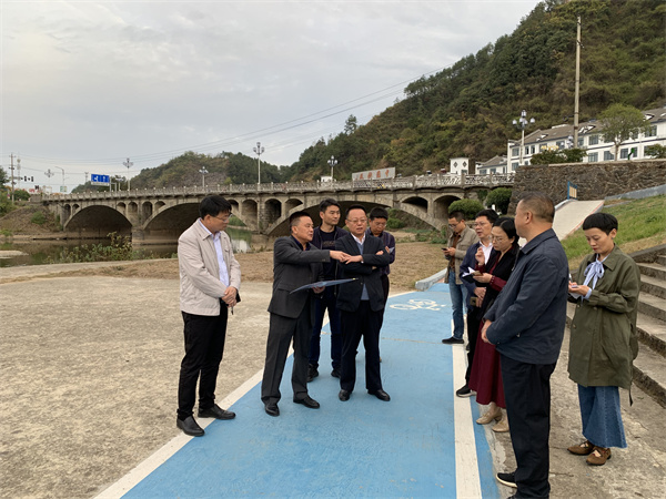10月25日，縣委書記汪凱調(diào)研豐樂河濱江公園項(xiàng)目.jpg