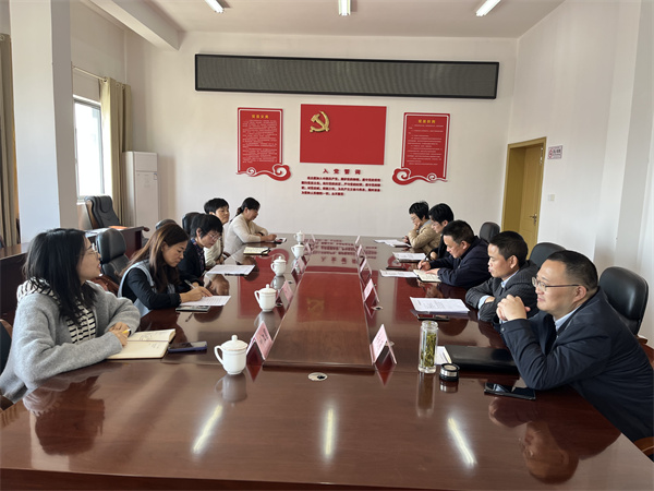 11月7日，縣組織部常務(wù)副部長邵靈花，縣紀(jì)委副書記吳嵐送集團黨務(wù)委員、紀(jì)委書記江黎君，集團財務(wù)總監(jiān)葉江圓到集團任職，集團班子成員參加。.jpg