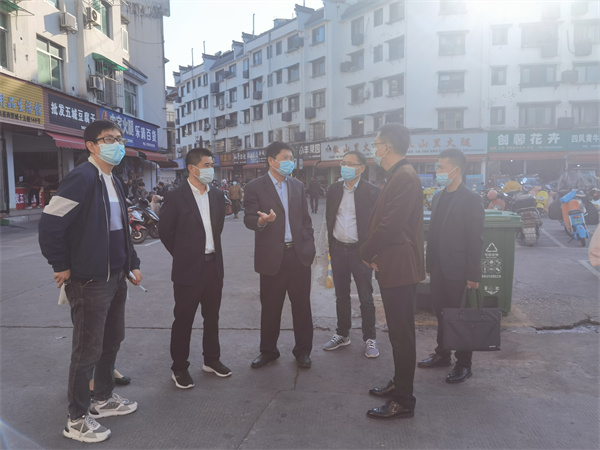 11月10日，常務副縣長詹凱一行調(diào)研歙州中心市場，黃山徽投集團常務副總經(jīng)理方亮陪同。.jpg