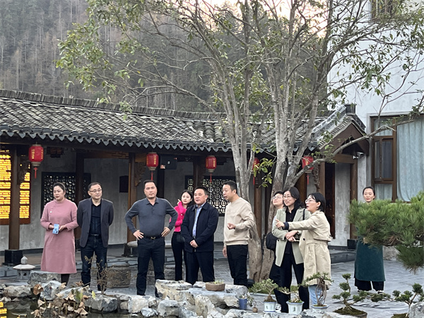 11月26日，縣人大鄭向陽主任帶隊(duì)考察黟縣泊心云宿建成運(yùn)營(yíng)情況，洪董，方總，葉總陪同調(diào)研。.jpg