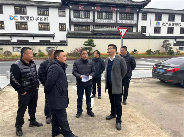12月4日，王奇勇縣長調(diào)研四連車隊、鹽業(yè)公司地塊。.jpg