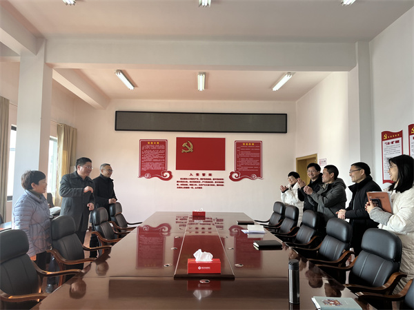 1月29日，縣委常委、副縣長詹凱，財政局曹局、汪局一行赴集團開展新春走訪慰問。.jpg