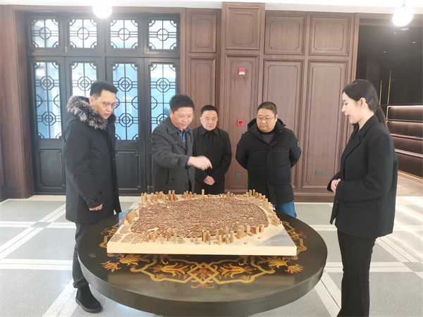 2月2日，縣委常委、副縣長詹凱赴上海開展“雙招雙引”工作，考察調(diào)研露香園城市更新項目，并與上海城投控股對接洽談，誠邀上海城投到歙縣考察投資，參與富豐新城建設(shè)。1.jpg