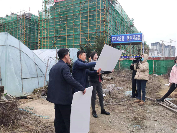 2月2日，副縣長(zhǎng)林一凡會(huì)市監(jiān)局、徽城鎮(zhèn)等相關(guān)部門(mén)調(diào)研城西鄰里中心附屬配套物管用房項(xiàng)目.jpg