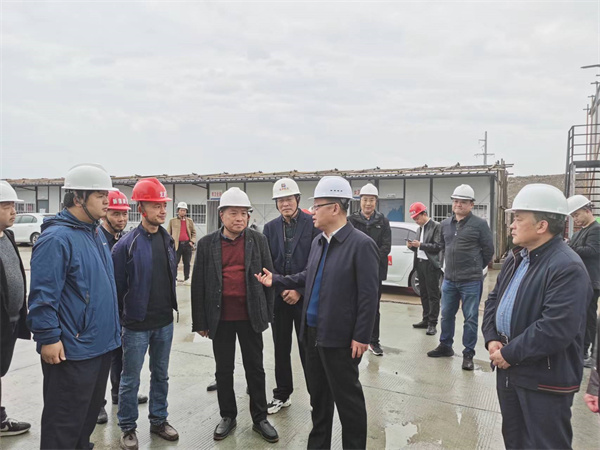 4月4日，縣委書記汪凱在徽投集團(tuán)董事長洪筱明的陪同下檢查徽投大樓安全生產(chǎn)情況，汪書記詢問項(xiàng)目日常安全管理情況，并對項(xiàng)目經(jīng)理、安全員、技術(shù)負(fù)責(zé)人、項(xiàng)目總監(jiān)等就施工安全生產(chǎn)工作提出殷切希望。.jpg