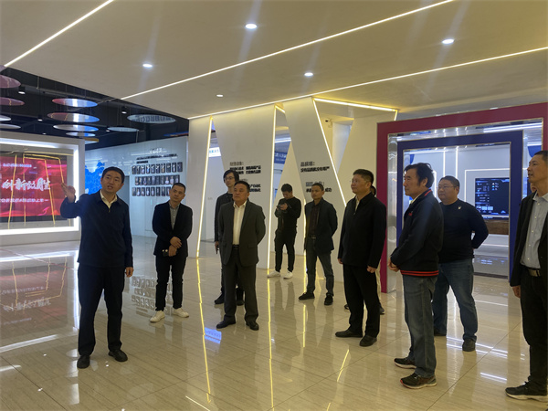 4月26日上午，縣委常委、副縣長(zhǎng)詹凱帶隊(duì)赴江西百勝智能公司調(diào)研充電樁項(xiàng)目，洪董、潘總陪同調(diào)研。.jpg
