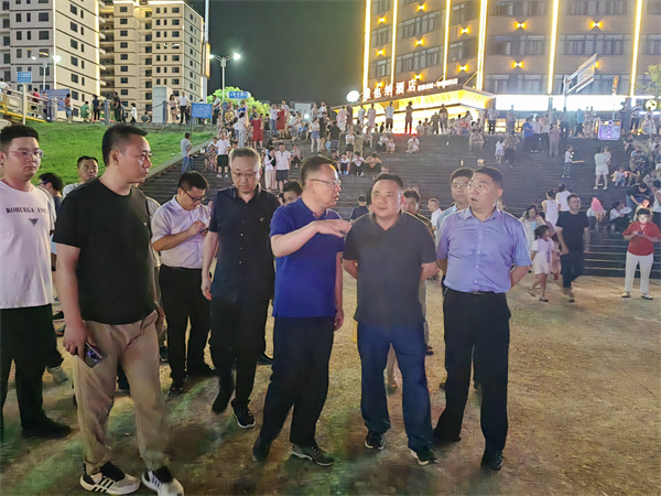 7月15日，汪凱書記視察百花夜市，并就985綠道項目前期工作進行指導，洪董，張總陪同調研。.jpg