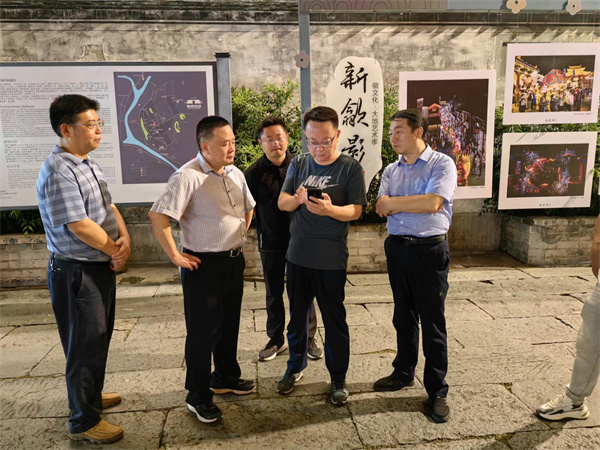 9月11日，汪凱書記夜間調(diào)研古城三期項(xiàng)目，對(duì)部分節(jié)點(diǎn)提升進(jìn)行指導(dǎo)，黃山徽投集團(tuán)黨委書記、董事長(zhǎng)洪筱明，副總經(jīng)理張高峰陪同調(diào)研。.jpg