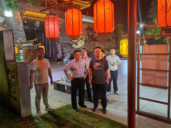 9月11日，汪凱書記夜間調(diào)研古城三期項(xiàng)目，對(duì)部分節(jié)點(diǎn)提升進(jìn)行指導(dǎo)，洪董，張總陪同調(diào)研。.jpg
