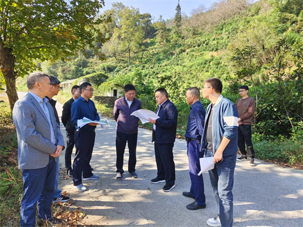 10月18日，洪董陪同詹凱縣長一行調(diào)研6l0礦開發(fā)項目.jpg